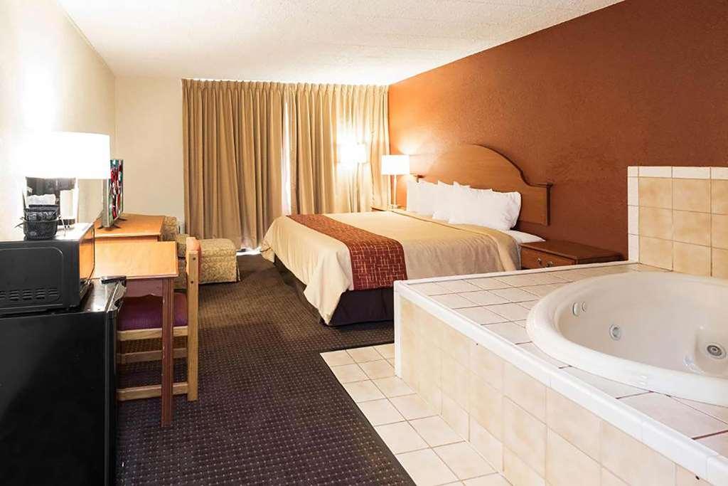 Days Inn By Wyndham Williamsport Room photo